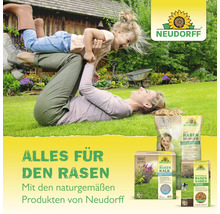 Szene mit Mutter und Tochter im Garten mit Neudorff Rasenprodukten