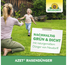 Mutter und Kind auf Rasenfläche, dahinter eine Werbetafel für Azet Rasendünger und das Neudorff Logo