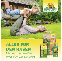 Szene mit Mutter und Tochter, die auf einer Rasenfläche spielen, und Neudorff Rasenpflegeprodukten