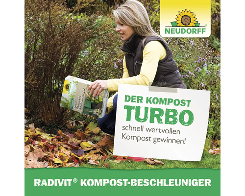 Frau verwendet Radivit Kompostbeschleuniger von Neudorff im Garten.
