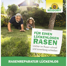Ein Mann und ein Kind krabbeln auf einem Rasen, daneben ein Schild mit dem Text ''Für einen lückenlosen Rasen'' und das Neudorff Logo.