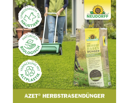 Neudorff Azet Herbstrasendünger Sack neben Rasenwalze und Rasenfläche