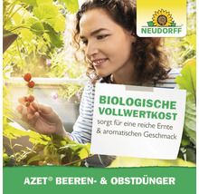 Frau im Garten mit Erdbeeren und Neudorff Logo. AZET Beeren- und Obstdünger für biologische Vollwertkost.