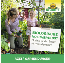 Frau und Kind pflanzen mit biologischem AZET Gartendünger im Garten. Neudorff Logo.