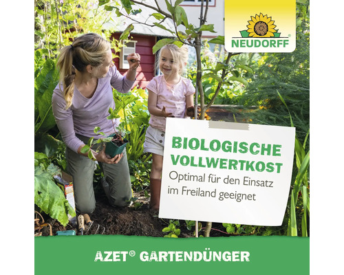 Frau und Kind pflanzen mit biologischem AZET Gartendünger im Garten. Neudorff Logo.