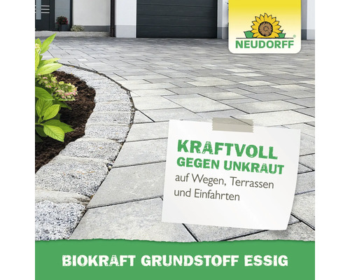 Pflastersteineinfahrt mit Hinweis auf kraftvolle Unkrautbekämpfung für Wege, Terrassen und Einfahrten, Neudorff Logo