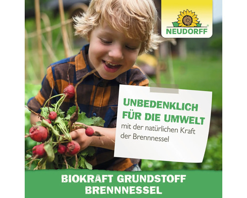 Ein Kind hält frisch geerntete Radieschen in der Hand, im Hintergrund ist ein Schild mit dem Text ''Unbedenklich für die Umwelt'' zu sehen, daneben das Neudorff Logo.