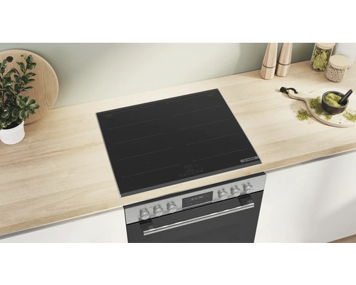 Schwarzes Induktionskochfeld von Bosch über einem Backofen in einer Küche.