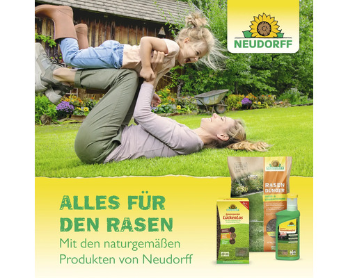 Mutter und Tochter spielen auf dem Rasen, umgeben von Neudorff Rasenpflegeprodukten. Neudorff Logo.