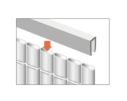 Darstellung des Anbringens einer Befestigungsschiene an einem Lamellenzaun.