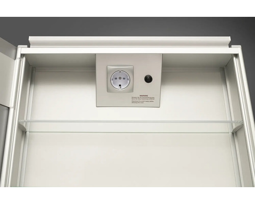 Innenansicht eines Spiegelschranks mit Steckdose und Schalter