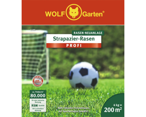 Wolf Garten Strapazierrasen Profi Packung mit Fußball und Tornetz im Hintergrund