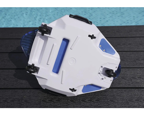 Unterseite eines Poolreinigungsroboters auf einem Holzboden