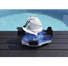 Schwimmbadroboter auf einem Holzsteg vor einem Schwimmbecken