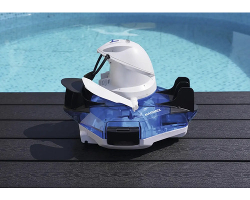 Schwimmbadroboter auf einem Holzsteg vor einem Schwimmbecken