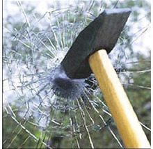 Hammer schlägt durch Glas