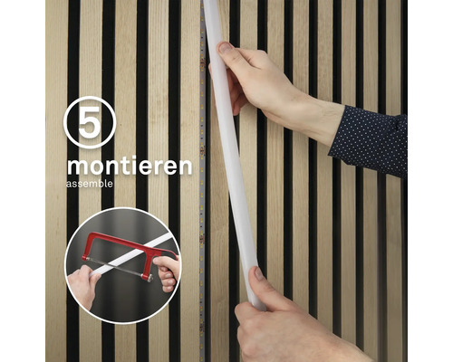 Demonstration der Montage einer LED Leiste an einer Holzpaneelwand mit dem Hinweis Nummer 5 der Montageanleitung.