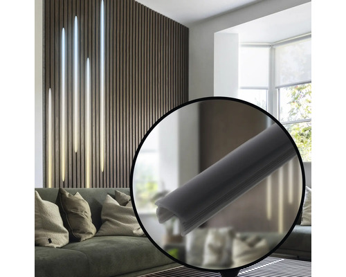 Wohnzimmer mit Holzpaneelwand und Detailaufnahme einer Abschlussleiste