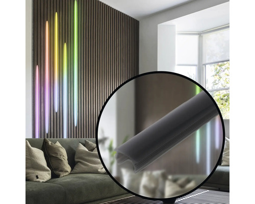 Wohnzimmer mit Wandpaneelen, LED-Leuchten und Profilleiste