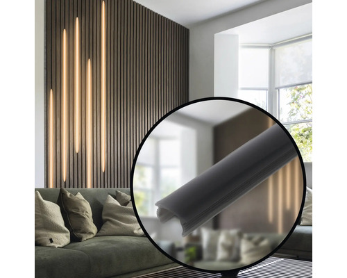 Wohnzimmer mit Akustikpaneelen an der Wand und Profilleiste zur Befestigung