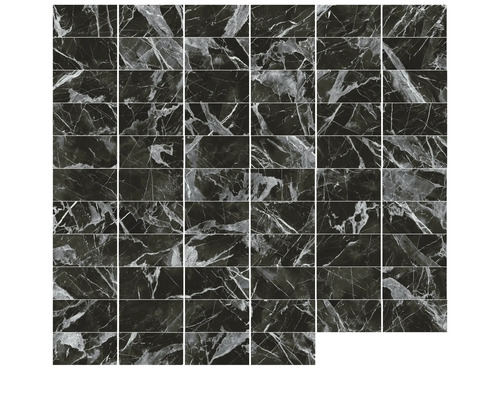 Rechteckige Bodenfliesen mit Marmoroptik