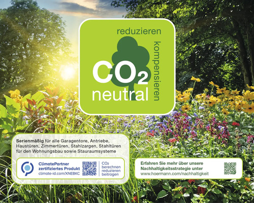 CO2 neutral Siegel vor Gartenkulisse