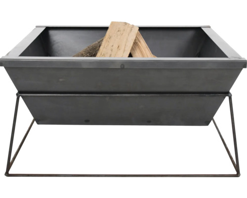 Feuerschale aus Metall mit Holzscheiten