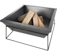 Feuerstelle aus Metall mit Brennholz
