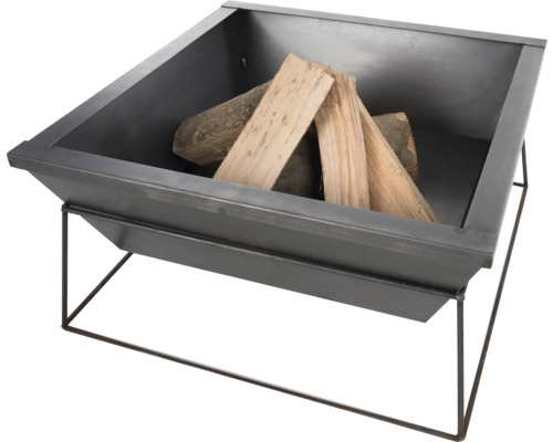 Feuerstelle aus Metall mit Brennholz