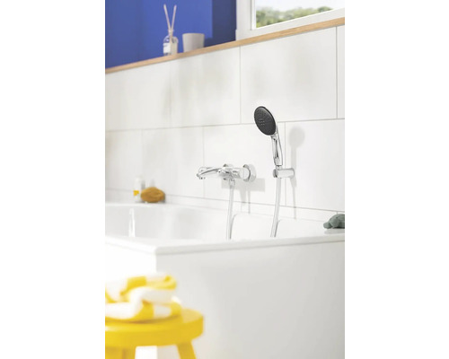 Badezimmer mit Badewanne, Armatur und Handbrause