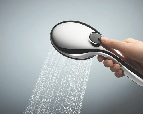 Handbrause mit Wasserstrahl wird von einer Hand gehalten