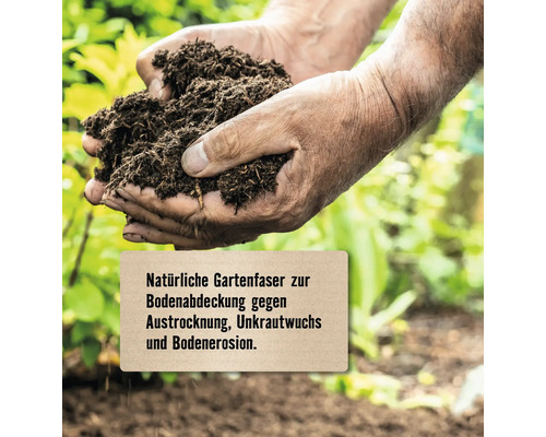 Hände halten natürliche Gartenfaser zur Bodenabdeckung