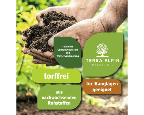 Hände halten torffreie Pflanzerde von Terra Alpin, geeignet für Hanglagen, reduziert Unkrautwachstum und Wasserverdunstung, aus nachwachsenden Rohstoffen.
