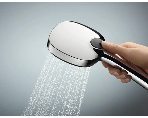 Handbrause mit Wasserstrahl in der Hand