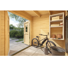 Innenansicht eines Holzgartenhauses mit geöffneter Doppeltür, Regal, Fahrrad und Gartengeräten