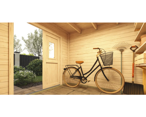 Holzgartenhaus mit offenstehender Tür, Fahrrad, Laubrechen und Spaten