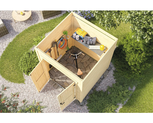 Holzgartenhaus mit Gartengeräten und Fahrrad im Garten