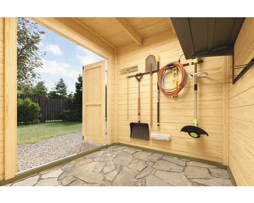 Holzgartenhaus Innenansicht mit Gartengeräten an der Wand