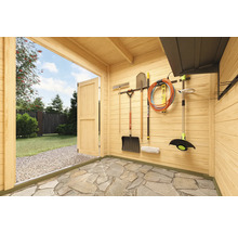 Innenansicht eines Gartenhauses mit Werkzeugen und Gartengeräten an der Wand.