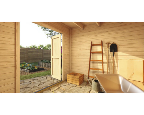 Helle Gartensauna mit Gartenwerkzeugen wie Spaten, Leiter und Schubkarre.