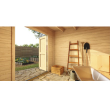 Innenansicht eines Gartenhauses mit Leiter, Schaufel, Spaten und Schubkarre