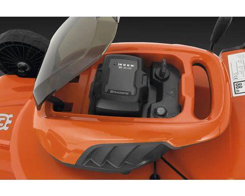 Detailansicht des Batteriefachs eines Rasenmähers mit eingesetzter Batterie von Husqvarna