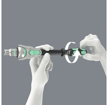 Eine Hand demonstriert die Drehung des Wera Schraubendrehers mit Steckschlüsselaufnahme