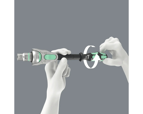 Eine Hand demonstriert die Drehung des Wera Schraubendrehers mit Steckschlüsselaufnahme