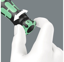 Detailaufnahme der Drehkappe eines Schraubendrehers mit Hand