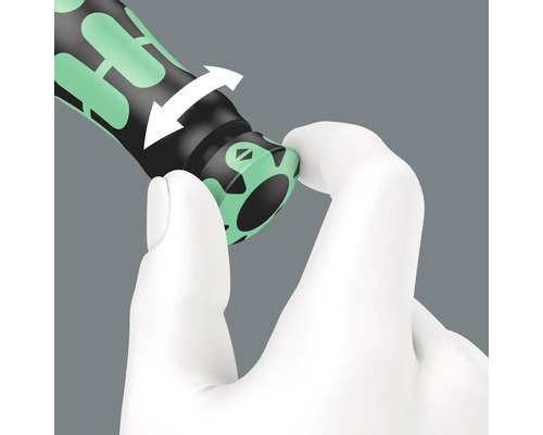 Detailaufnahme der Drehkappe eines Schraubendrehers mit Hand