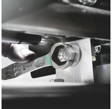 Ein Maulschlüssel der Marke Wera wird an einer Schraube verwendet