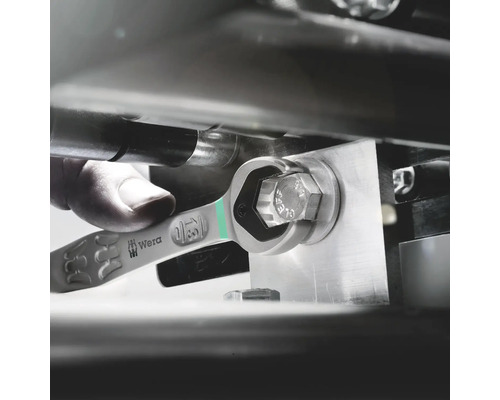 Ein Maulschlüssel der Marke Wera wird an einer Schraube verwendet