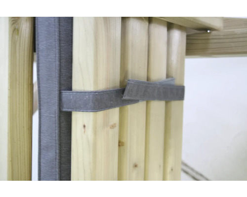 Detailansicht einer Holzkonstruktion mit Polsterbefestigung