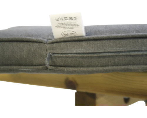 Detailaufnahme eines grauen Matratzenbezugs mit Reißverschluss und Waschanleitungsetikett